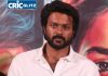ஒரு படம் ஹிட் ஆனதற்கே இவ்வளவு திமிரா? அப்புறம் எதுக்கு அதை வாங்கறீங்க? – நடிகர் ரிஷிகாந்தை புரட்டி எடுத்த பிரபலம்! Actor Rishikanth